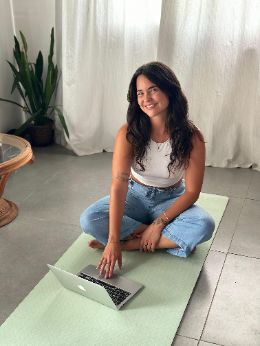 Kamila Scherer, graduada em enfermagem, doula e com formação em especialização na enfermagem canábica, uniu os saberes técnicos com os saberes práticos desenvolvendo uma linda de cuidados no acompanhamento de pacientes que seguem o tratamento alternativo com as medicinas da natureza, promovendo autoconhecimento, auto percepção e autonomia com praticas integrativas.