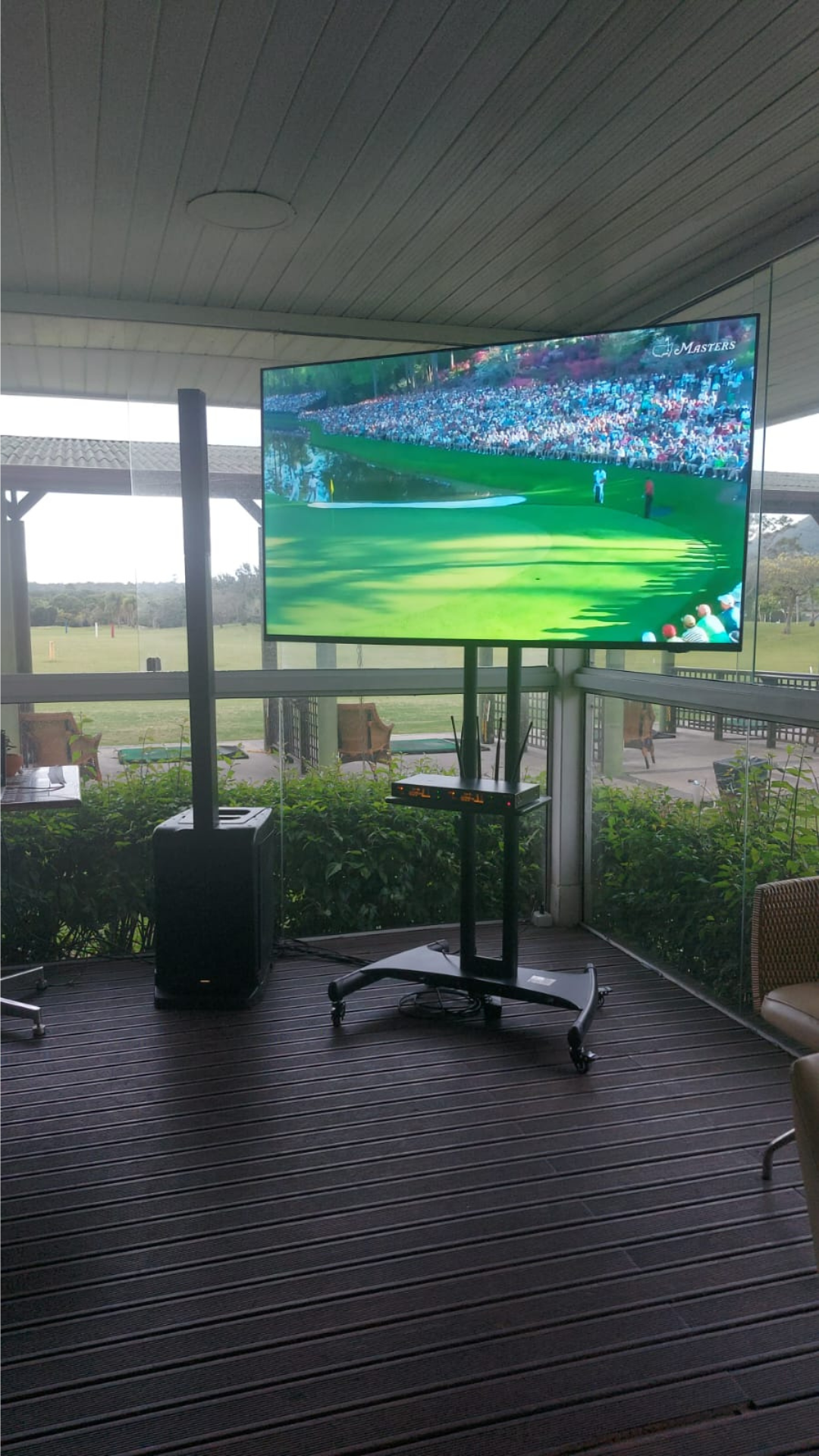 tv 70" com pedestal com base de rodas e bandeja