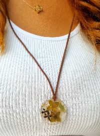 Colares Rusticos em resina temas diversos.