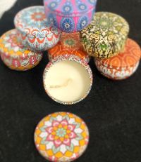 Velas aromaticas em lata de metal.