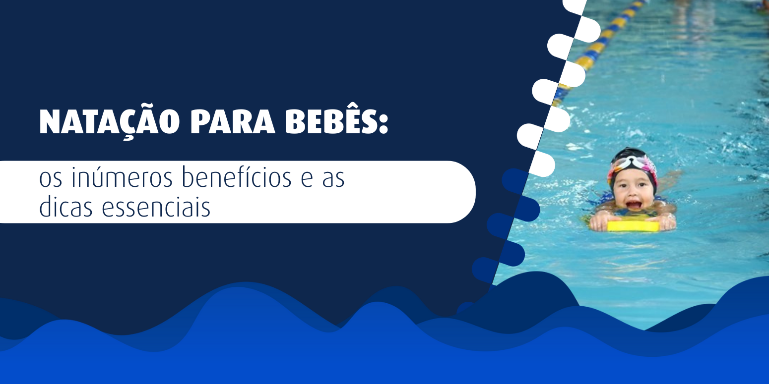 Bebê sorridente em aula de natação em piscina segura, destacando o desenvolvimento infantil e o contato lúdico com a água.
