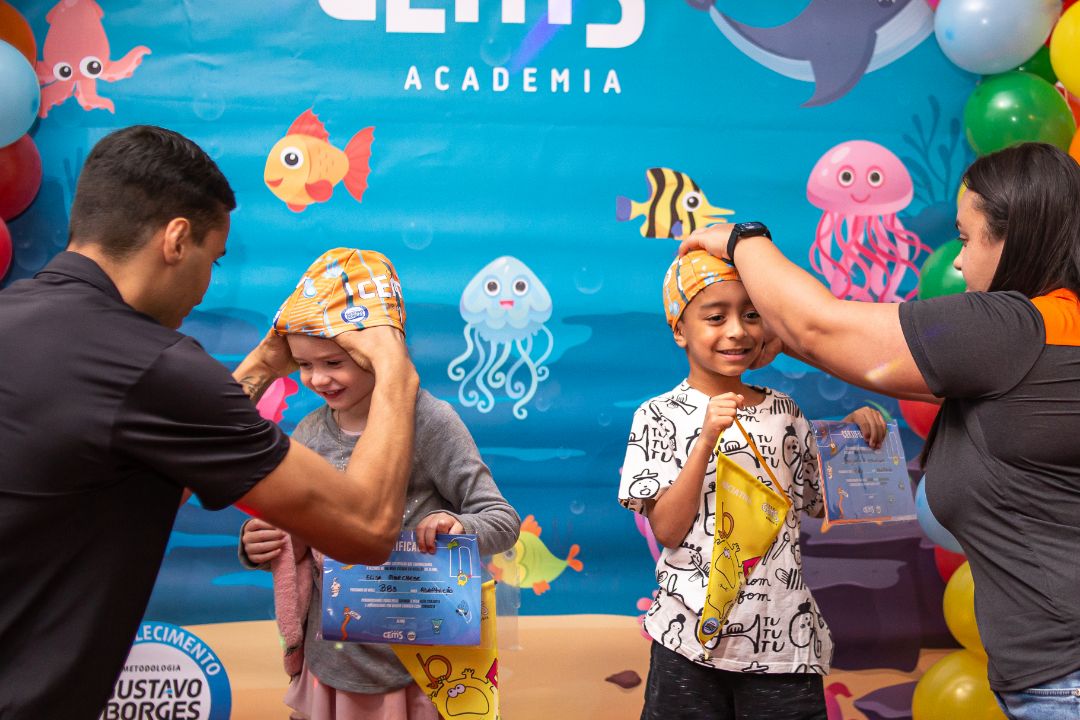 Alunos de natação durante a troca de touca