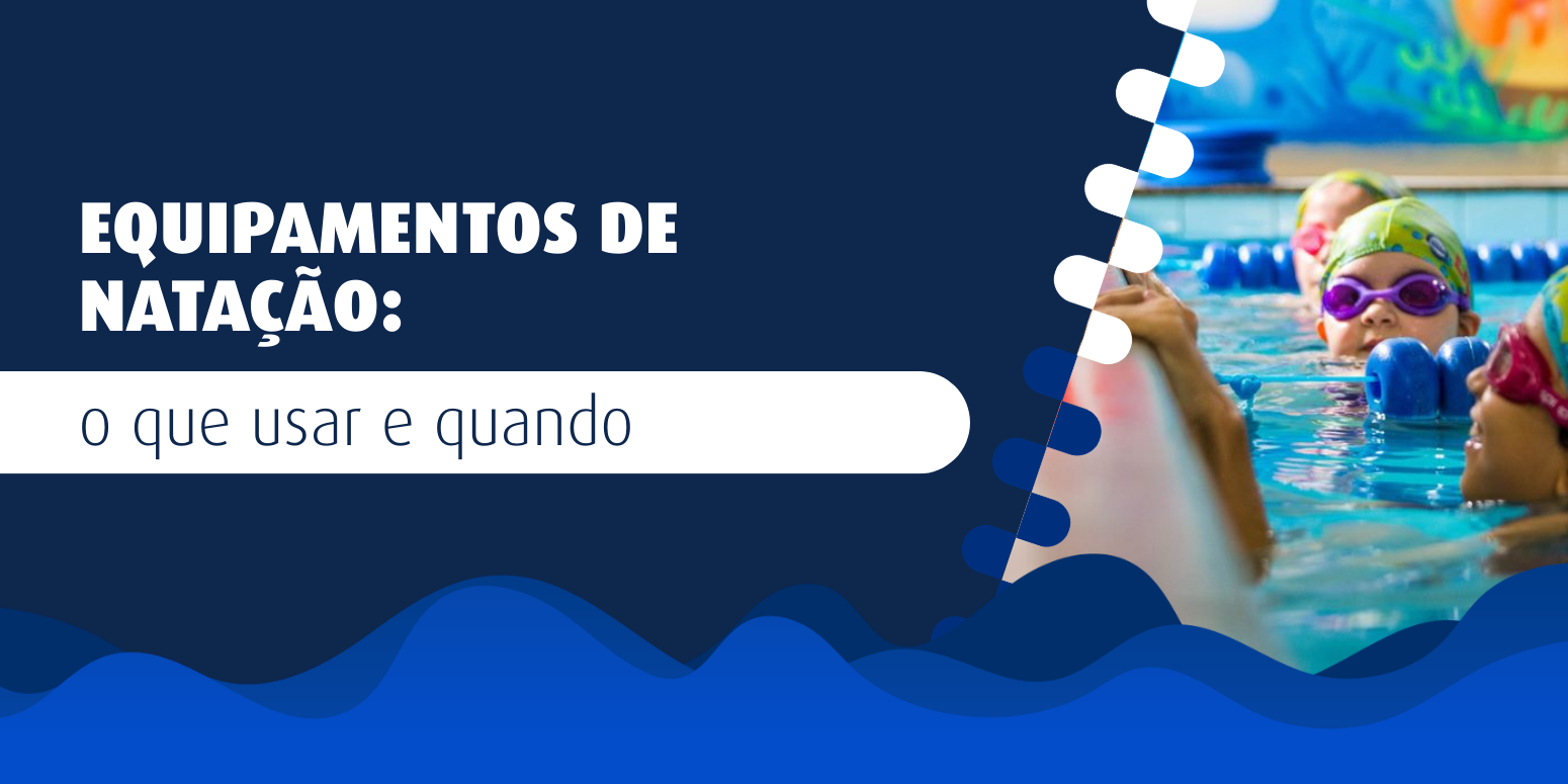 Crianças na aula de natação utilizando os equipamentos aquáticos corretos, tais como touca e óculos de natação