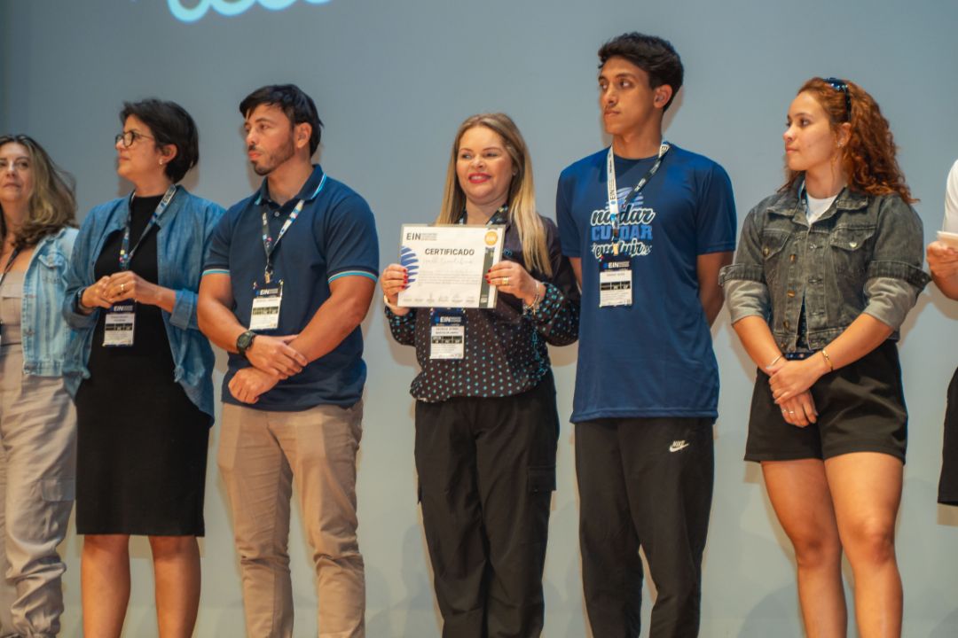 Participantes do Hall Cientifico recebendo os certificados da mentoria durante o EIN