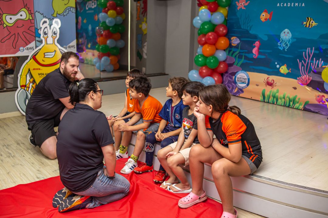 Professores de natação com os alunos durante a troca de touca