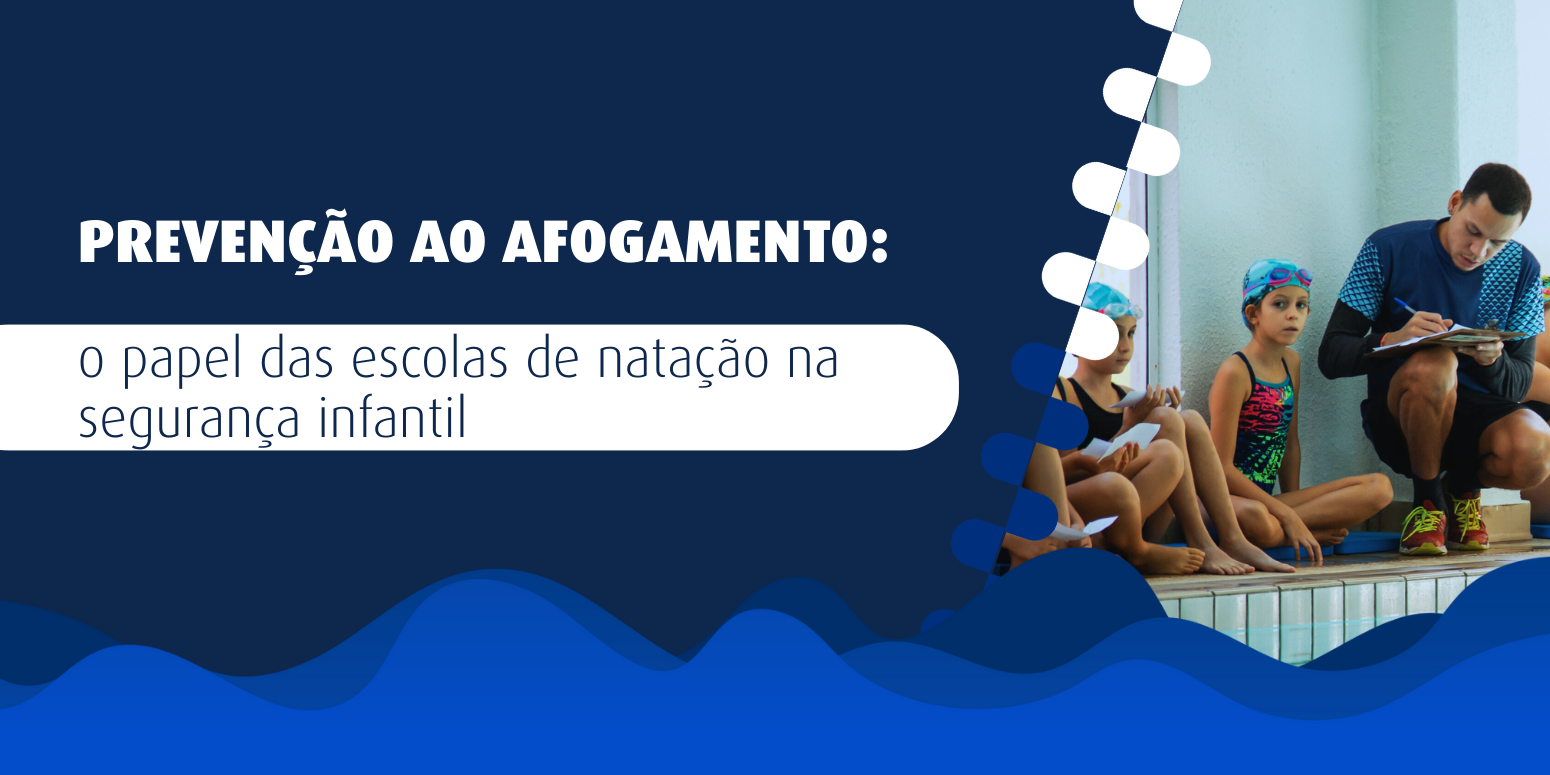 Professor de natação na borda da piscina ensinando as crianças sobre preveção ao afogamento