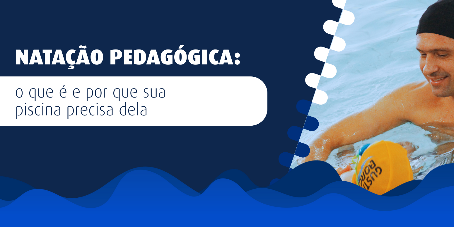 Gustavo Borges orientando aluno com auxílio de materiais didáticos na piscina, exemplificando o método de natação pedagógica e o ensino estruturado.