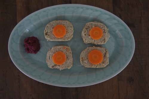 Bolinhos de Gefilte Fish acompanhados de Chrein (raiz forte)