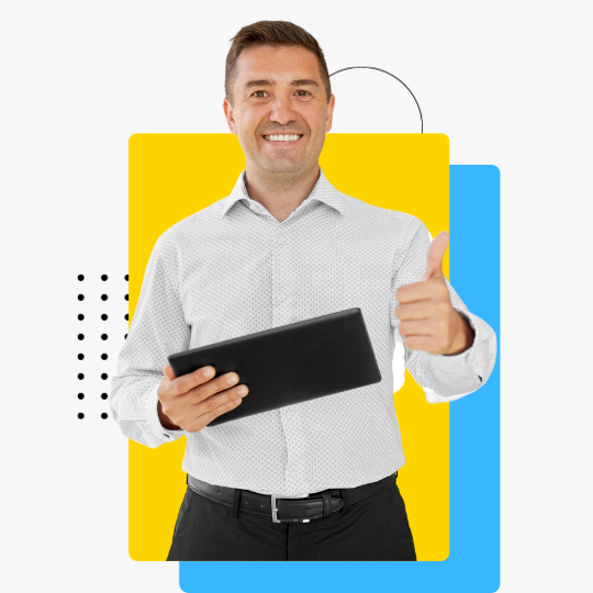 Vendedor usando Força de vendas no tablet