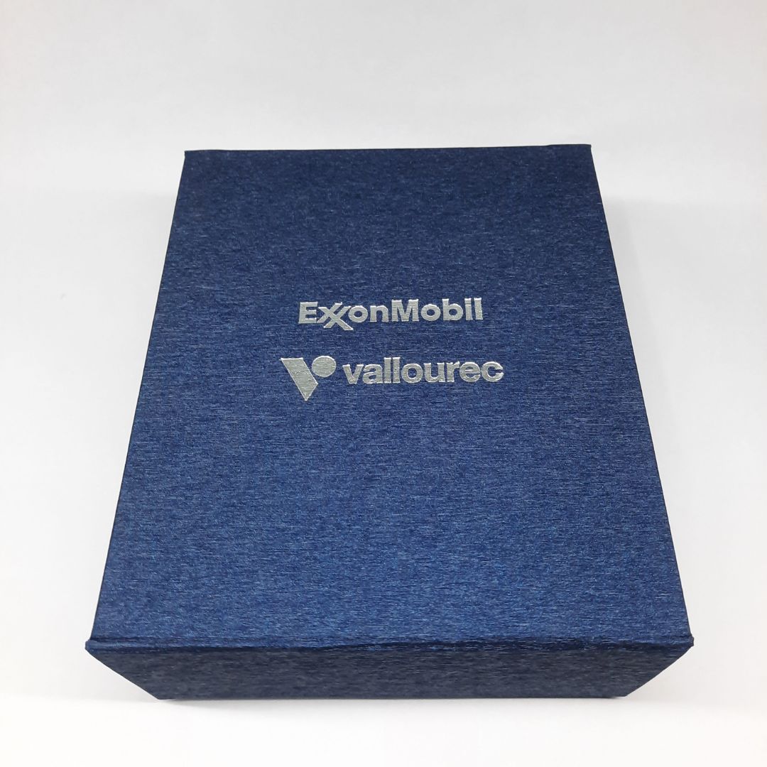 Caixa com led criada para celebrar a parceria das empresas ExonMobil e Vallourec.